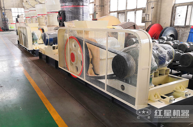 對輥破碎機(jī)車間實拍