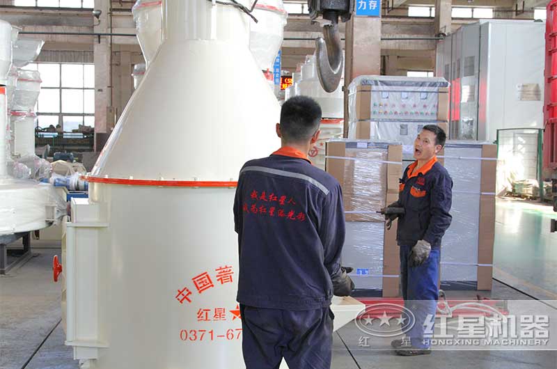 紅星工作人員準(zhǔn)備吊機裝車