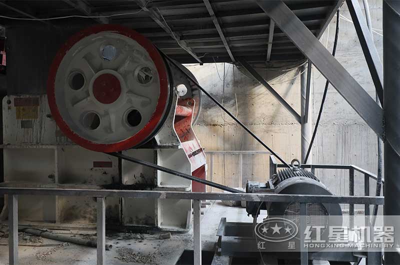 顎式破碎機(jī)現(xiàn)場