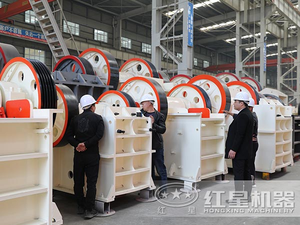 客戶來(lái)廠考察顎式破碎機(jī)
