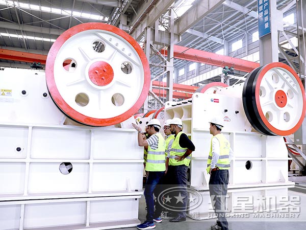 客戶來(lái)廠考察破碎設(shè)備中