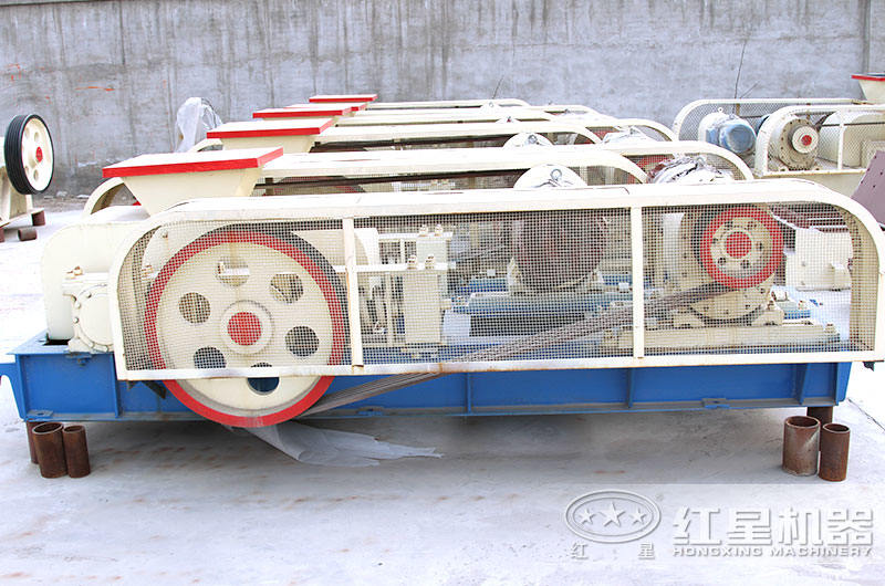 對(duì)輥式制砂機(jī)車間現(xiàn)貨