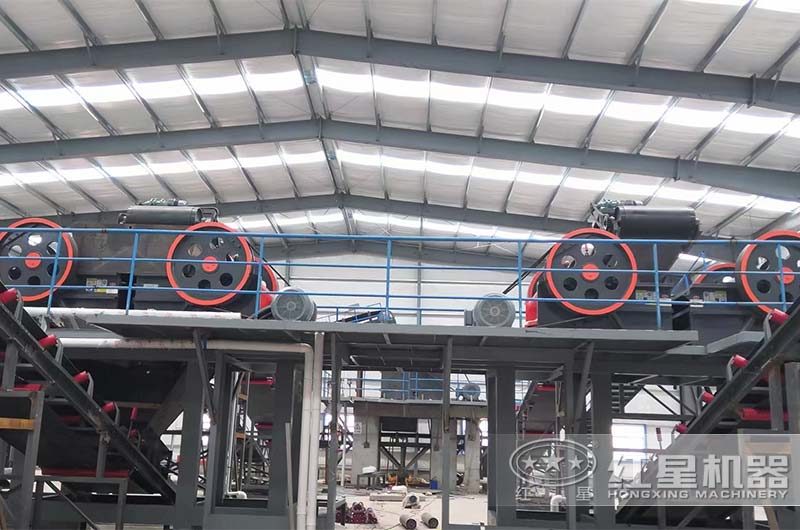 4臺細(xì)顎破巖石破碎機現(xiàn)場