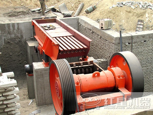 PE-200×300小型鄂破現場作業(yè)圖