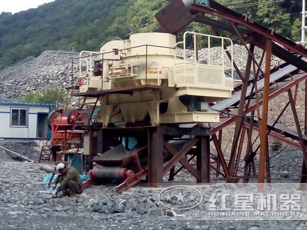 青石、煤矸石一小時300噸破碎設(shè)備現(xiàn)場作業(yè)圖