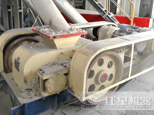 對(duì)輥式破碎機(jī)現(xiàn)場(chǎng)圖片