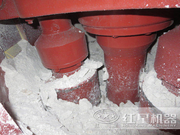 白云石磨粉，磨粉機內(nèi)部