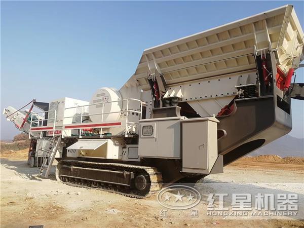 履帶移動制砂機(jī)現(xiàn)場圖