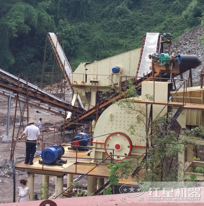 重錘式破碎機作業(yè)現場