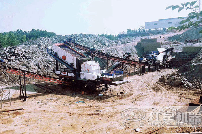 汽車式流動(dòng)破碎機(jī)_汽車移動(dòng)破碎設(shè)備施工現(xiàn)場