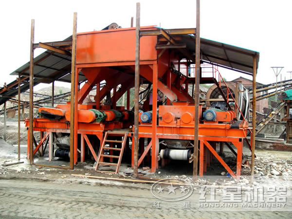 對輥破碎機(jī)工作現(xiàn)場